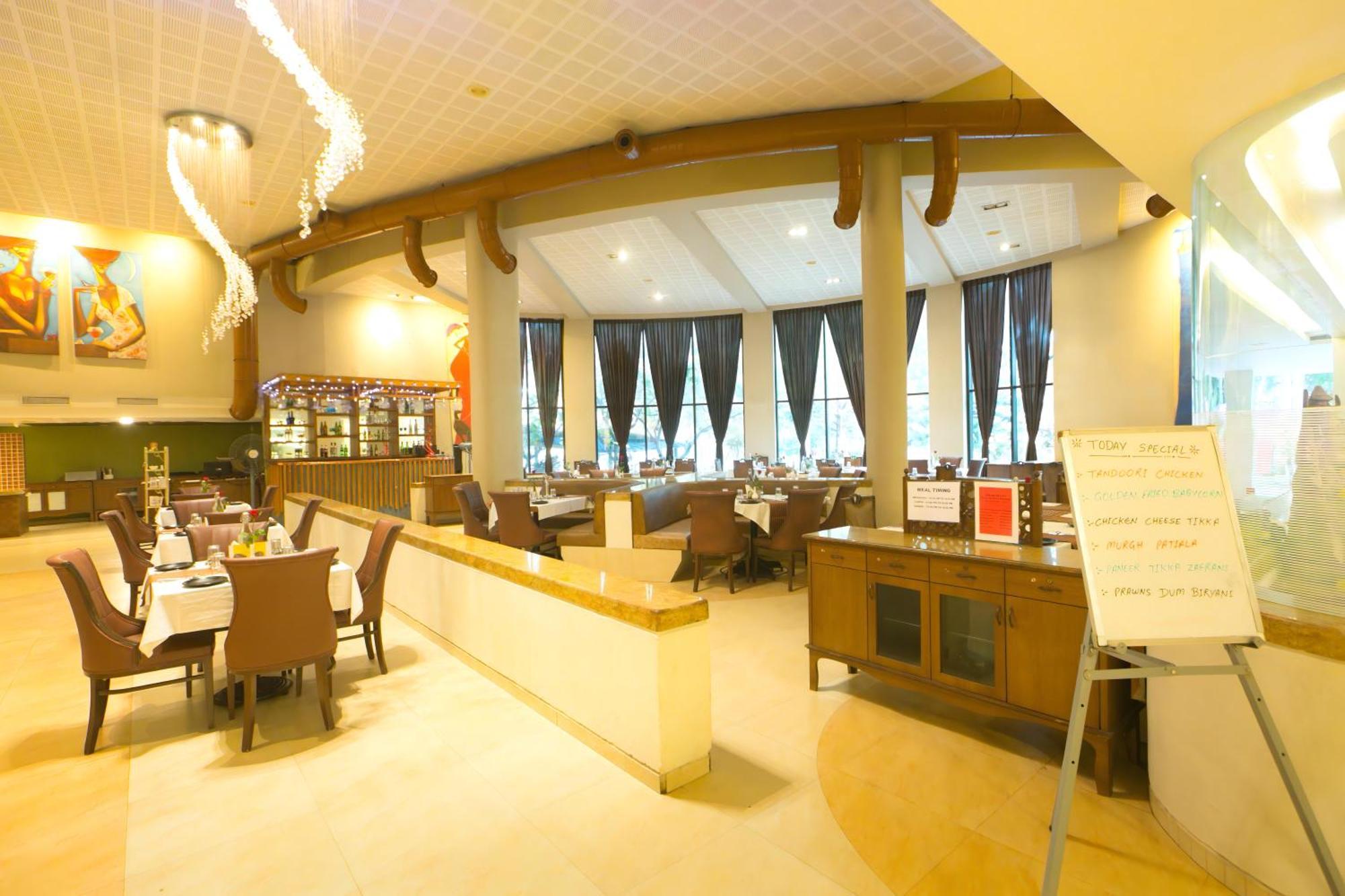 فندق Neelam The Glitz كالانغيُت المظهر الخارجي الصورة